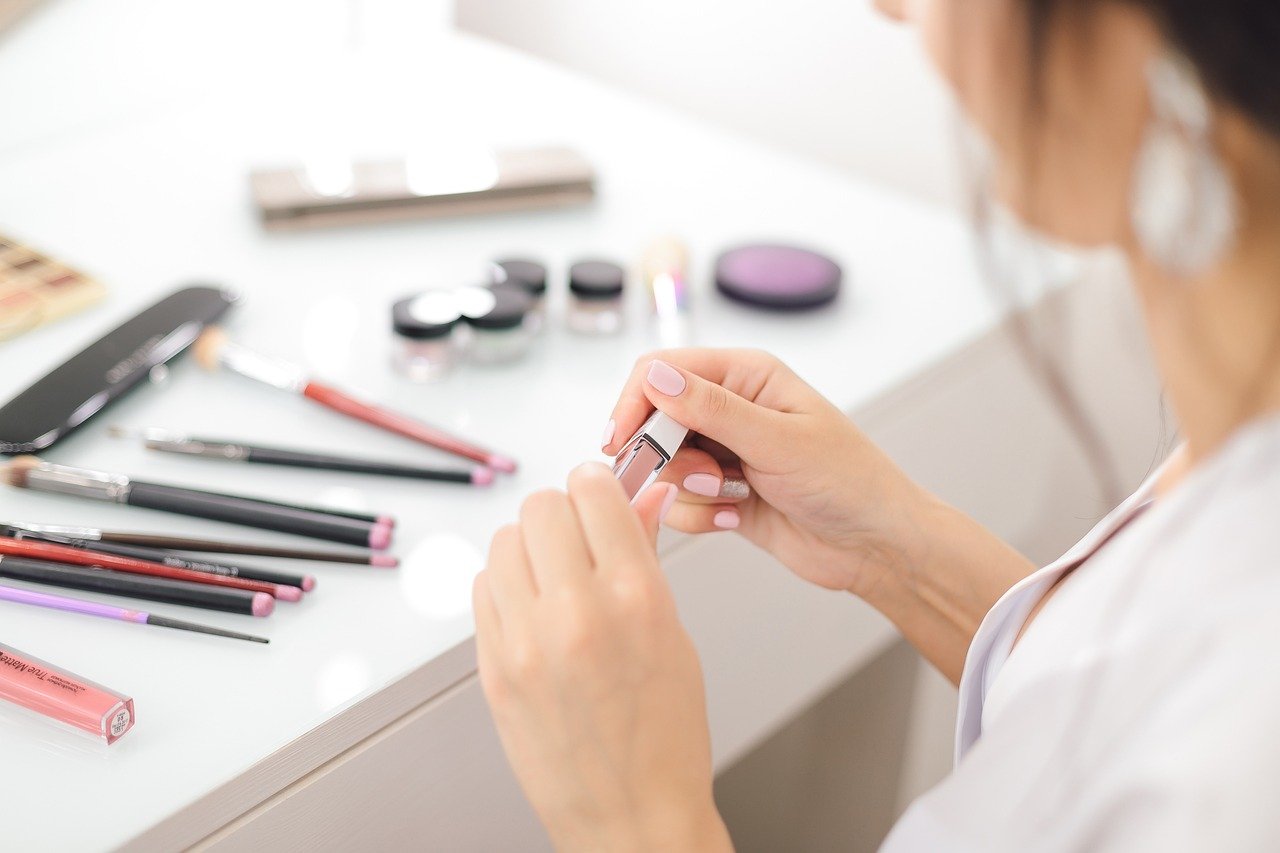 placer une table de maquillage dans la chambre