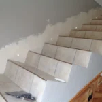 Comment faire le ragréage d’un escalier en béton brut pour une finition lisse ?